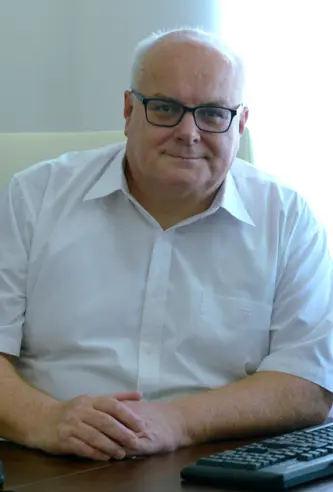 Husi_g&eacute;za tansz&eacute;kvezető